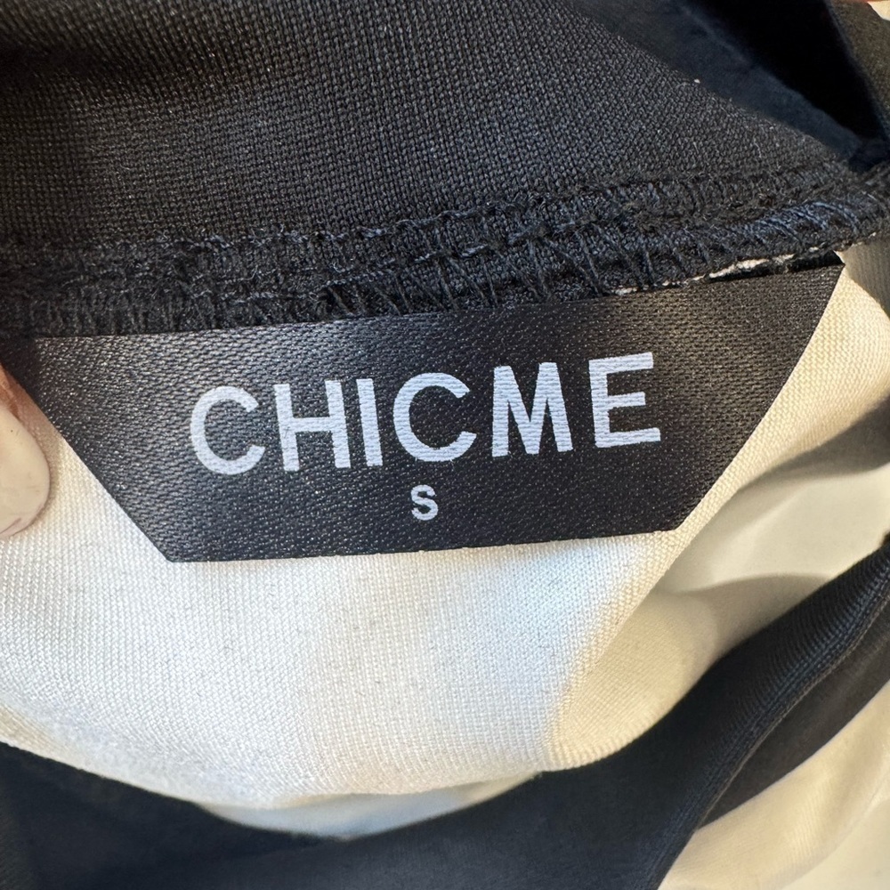 Chic Monochrome Cut-Out Blouse - Picture 7 of 8